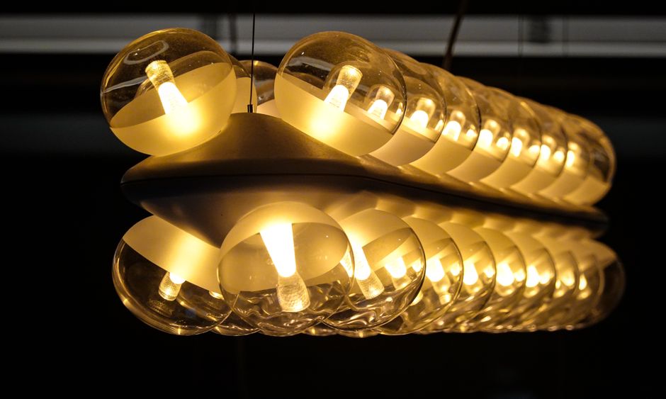 Klassieke kroonluchter met slimme licht bediening.