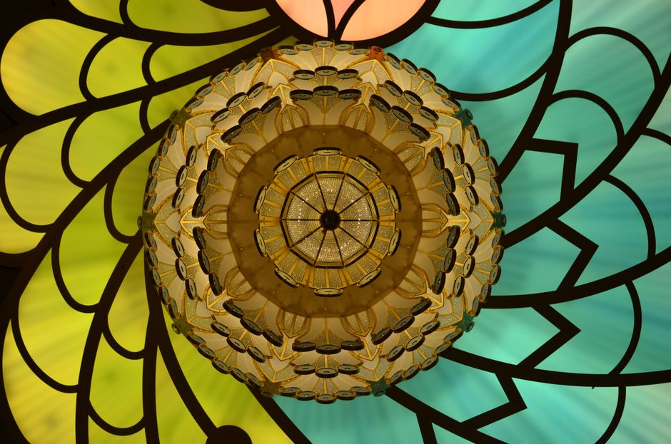 Heldere mandala-raamkunst in herfsttinten.