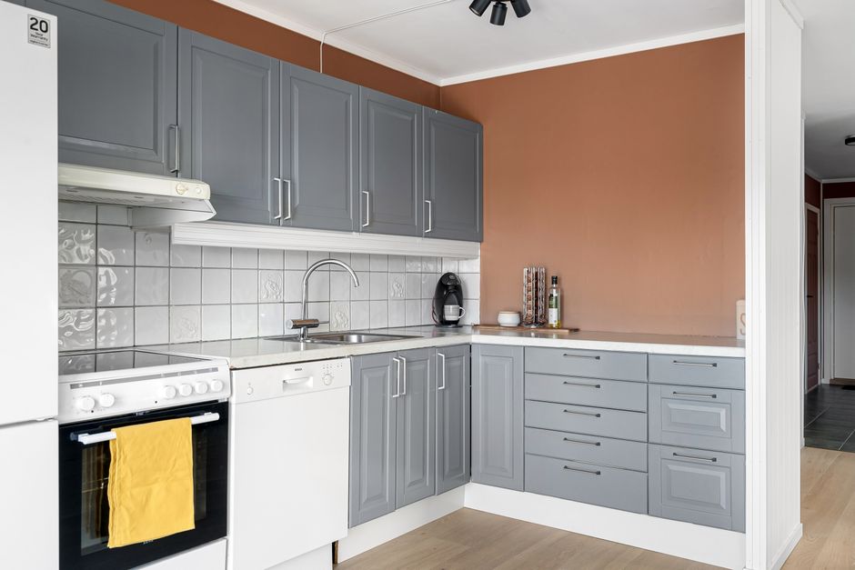 Keukeninterieur met pepers op het aanrecht.
